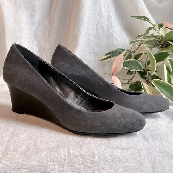 Calvin Klein “Yana” Kid Suede in Graphite- Size 7.5 - Picture 6 of 7
